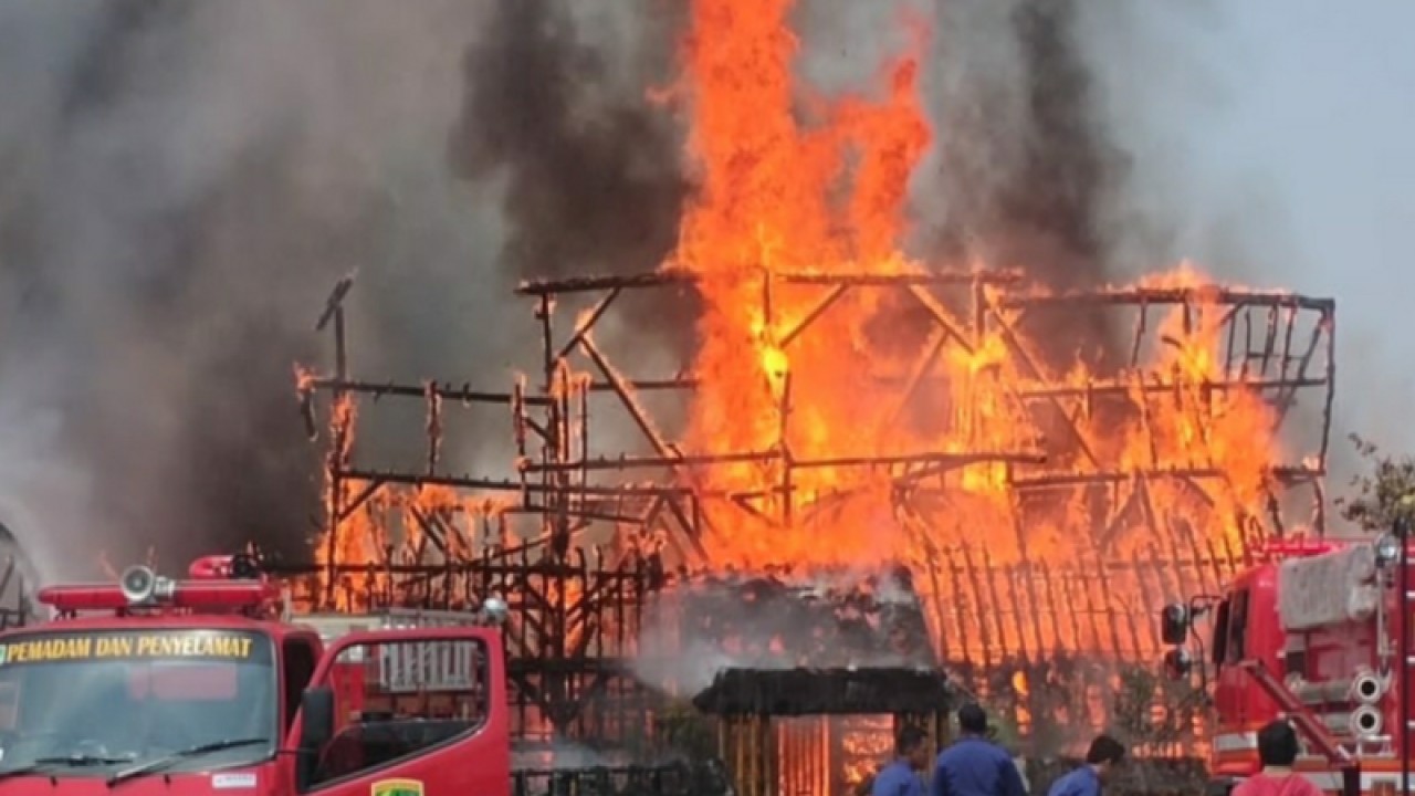 Pemadaman kebakaran di rumah makan. (ANTARA/Ali Khumaini)
