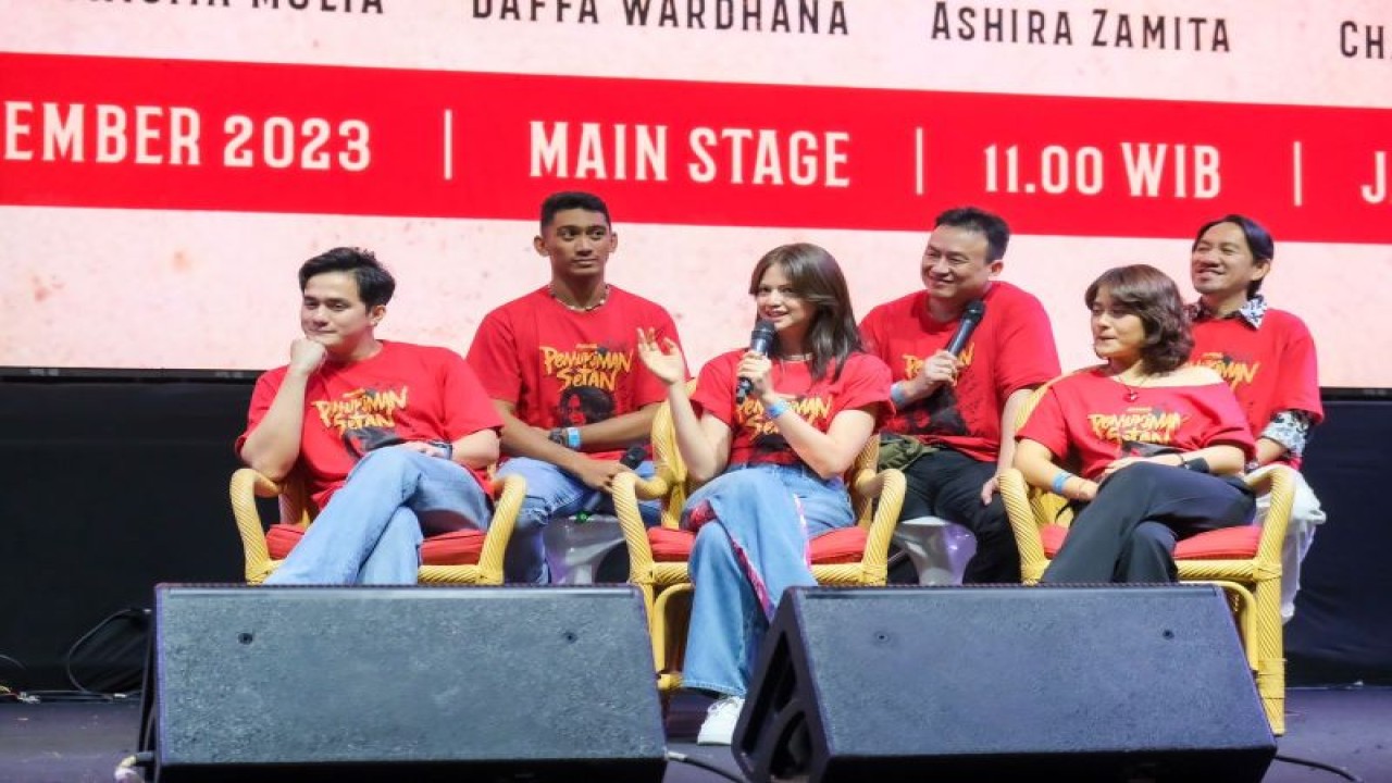 Jajaran pemain dan tim produksi dari film "Pemukiman Setan" saat perilisan trailer resminya di gelaran Indonesia Comic Con, di Jakarta Convention Center, Jakarta Pusat, Minggu (5/11/2023). (ANTARA/HO-Magma Entertainment)
