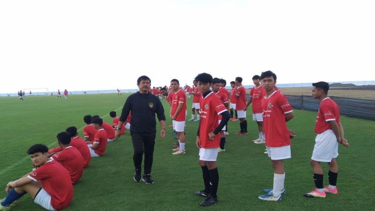 Arsip foto - Pelatih Indra Sjafri (kiri) memberikan arahan kepada peserta seleksi Timnas U17 di Bali United Training Center di Pantai Purnama, Kabupaten Gianyar, Bali, Minggu (16/07/2023) ANTARA/Dewa Ketut Sudiarta Wiguna