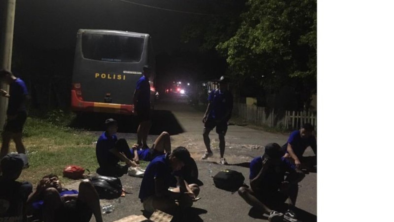 Para pemain Persiba mengamankan diri dari para suporter di halaman mako Brimob Polda Kaltim menunggu bisa kembali ke hotel, Minggu malam, 12/11/2023. Sebelumnya Persiba kalah 1-3 dari Persewar Waropen dalam pertandingan Liga 2 di Stadion Batakan. (ANTARA/HO-Persiba)