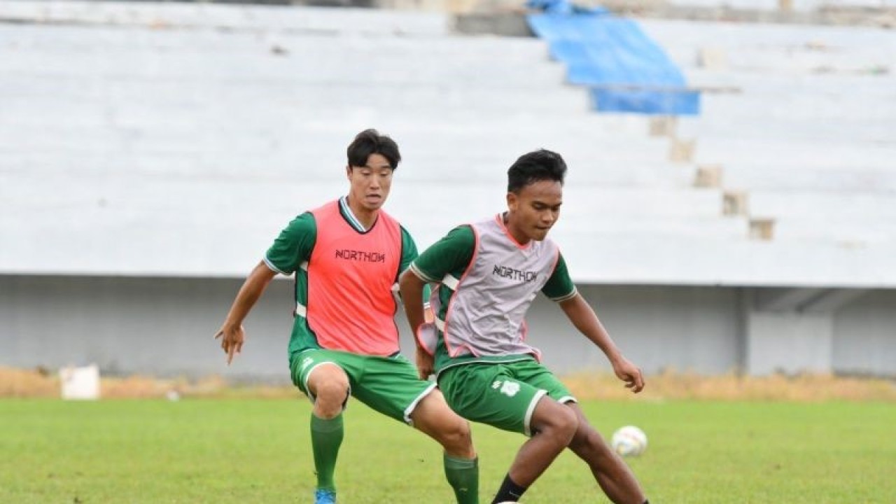 Pemain PSMS saat menggelar latihan di Stadion Mini Dispora Sumut (ANTARA/Juraidi)