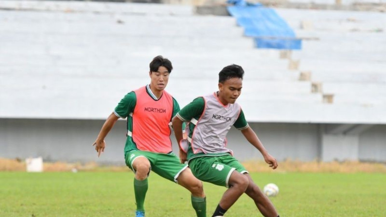 Pemain PSMS sedang berlatih di Stadion Mini Dispora Sumut (ANTARA/Juraidi)