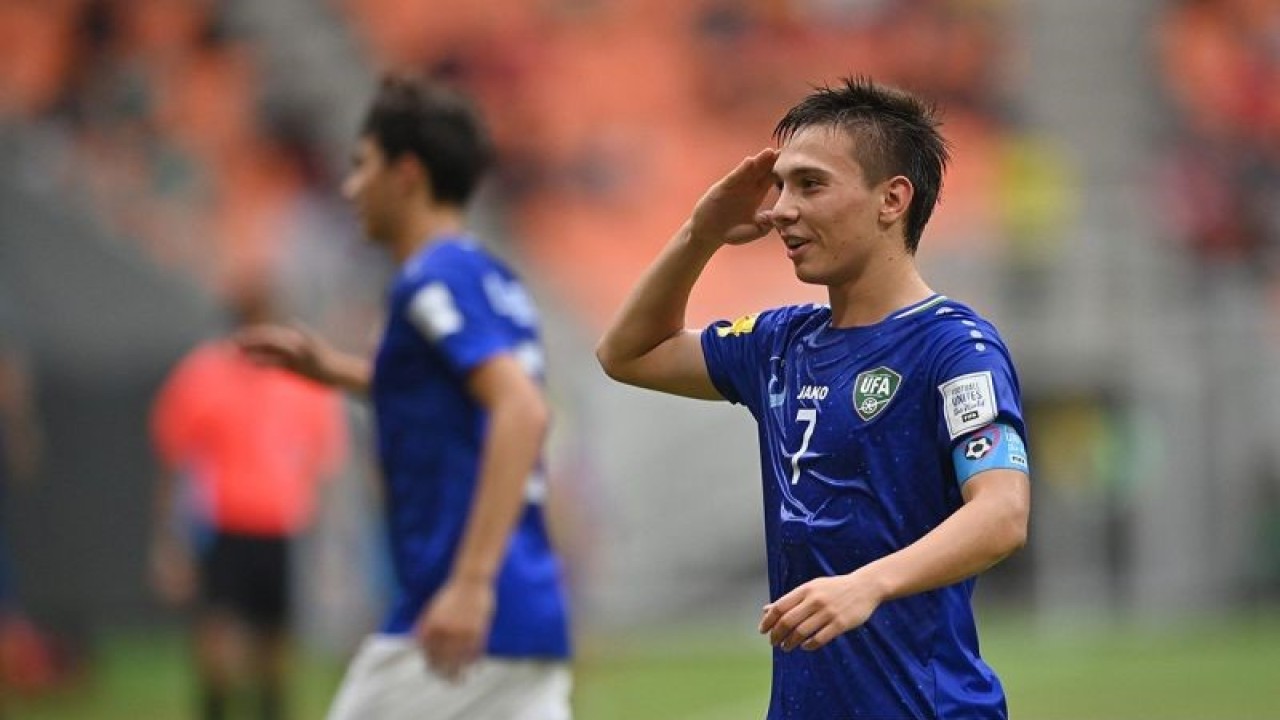 Pesepak bola Timnas Uzbekistan Lazizbek Mirzaev melakukan selebrasi usai mencetak gol ke gawang Timnas Inggris dalam babak 16 besar Piala Dunia U-17 2023 di Jakarta International Stadium, Jakarta, Rabu (22/11/2023). ANTARA FOTO/Sigid Kurniawan/rwa.