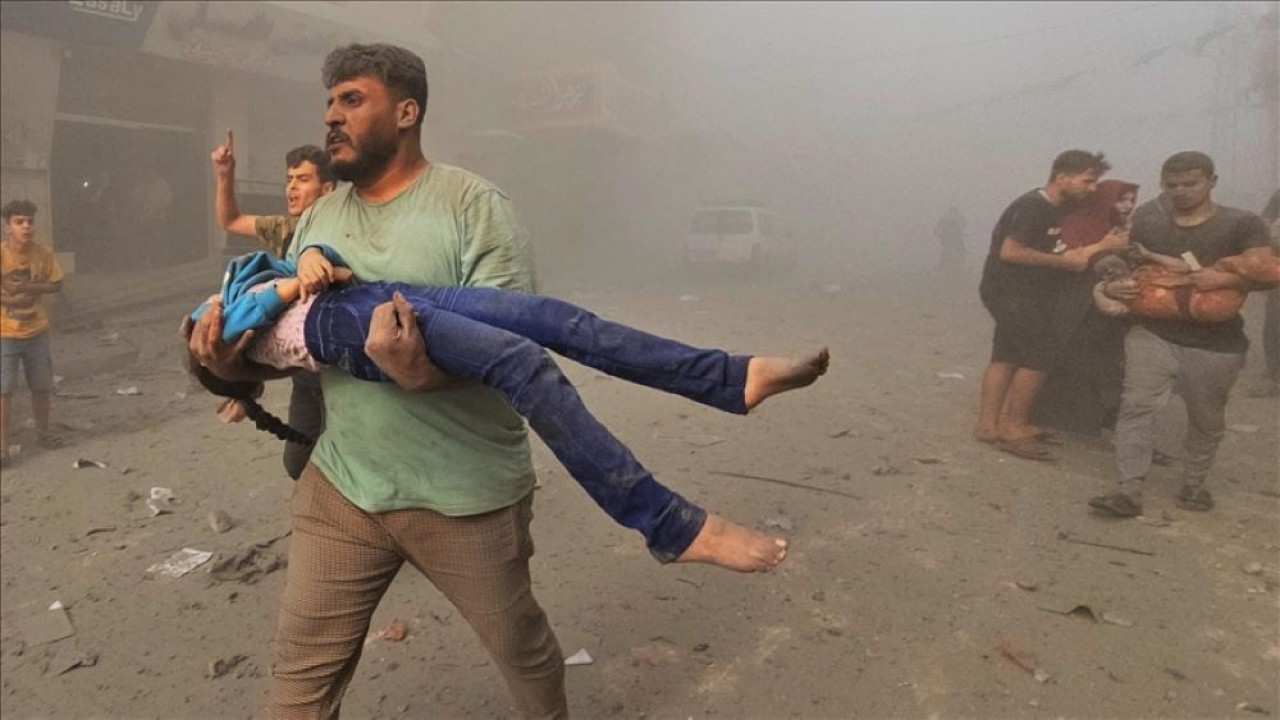 Warga Palestina, termasuk anak-anak, tewas dalam serangkaian serangan udara Israel di kamp pengungsi Jabalia, pada Selasa (31/10/2023). (Anadolu Agency)