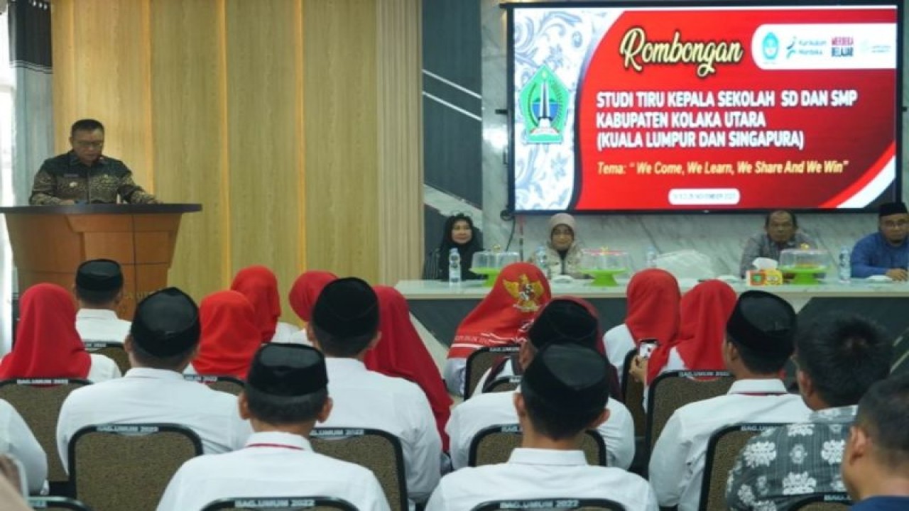 Pj Bupati Kolaka Utara Sukanto Toding saat melepas 20 kepala sekolah yang melakukan studi tiru di Singapura dan Kuala Lumpur. (Antara/HO-Pemda Kolaka Utara)