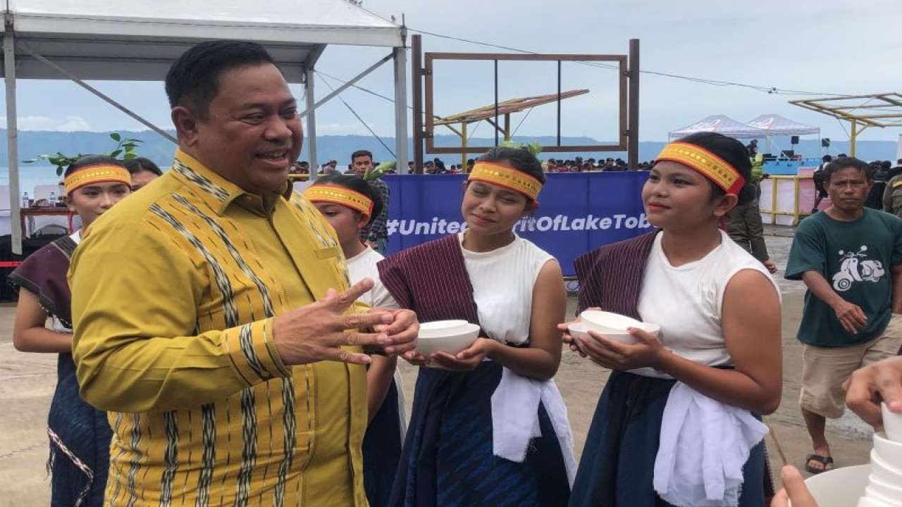 Bupati Dairi Eddy Keleng Ate Berutu saat menemui para penari Tari Tor Tor Sipitu Cawan yang direncanakan akan memecahkan rekor MURI, sebagai bagian dari ajang balap endurance Kejuaraan Dunia Jetski Aquabike 2023 di Pantai Tao Silalahi, Kabupaten Dairi, Sumatera Utara, Kamis. (ANTARA/Roy Rosa Bachtiar)