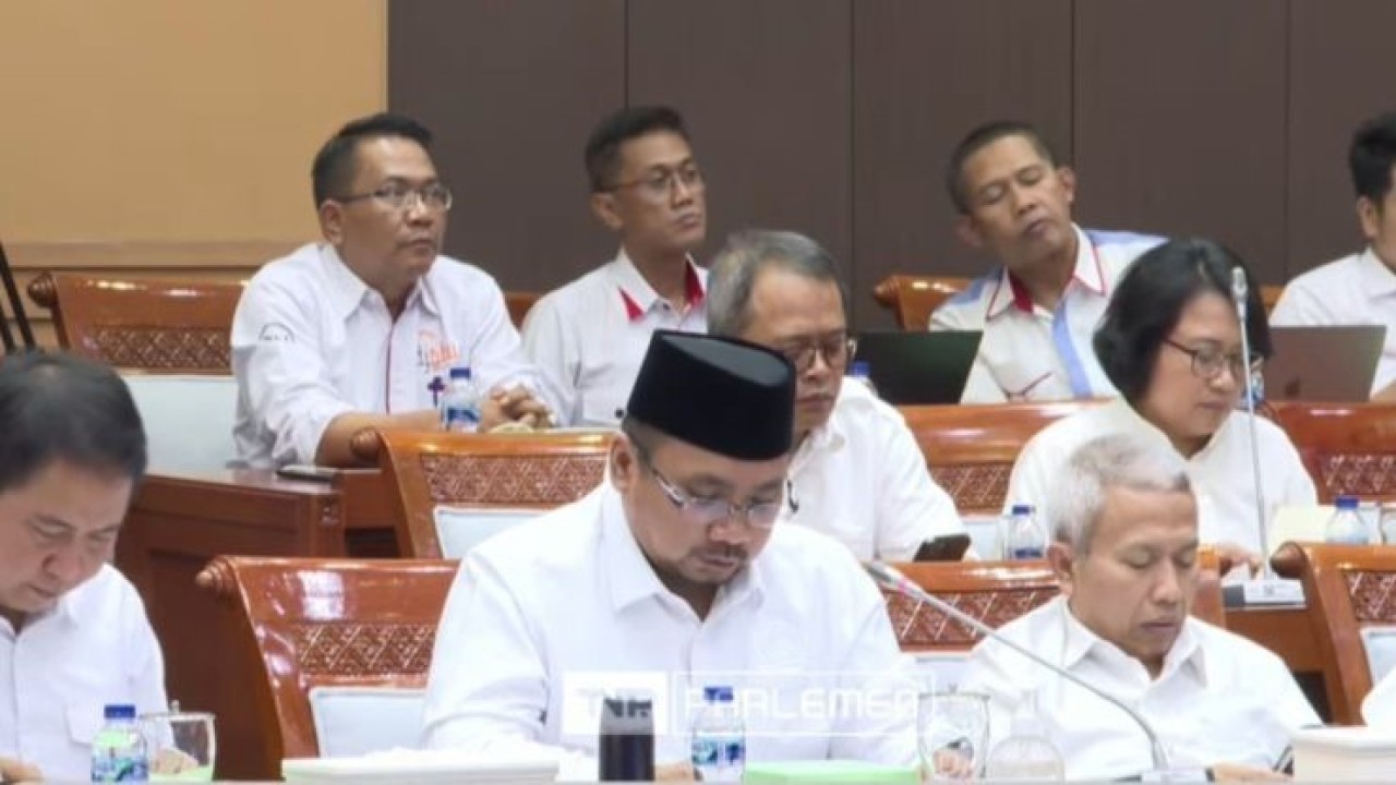 Menteri Agama Yaqut Cholil Qoumas saat memaparkan materi dalam rapat kerja penyelenggaraan ibadah haji bersama Komisi VIII DPR RI di Jakarta, Senin. (ANTARA/Asep Firmansyah/Youtube-Komisi VIII DPR RI)