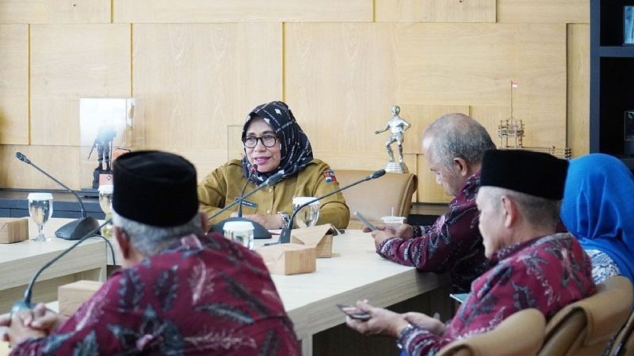 Sekda Kota Bogor Syarifah Sofiah saat menerima audiensi Lembaga Lanjut Usia (LLI) mengenai ide membuat kafe lansia dan pertanian perkotaan di Balai Kota Bogor, Senin (30/10/2023). (ANTARA/HO/Pemkot Bogor)