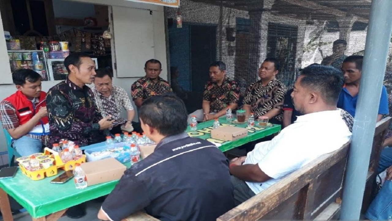 Suasana pertemuan antara warga dengan perwakilan pengelola SPBU didampingi tim DLHKP Kota Kediri serta PT Pertamina untuk membahas perbaikan sumur warga yang tercemar minyak di Kelurahan Tempurejo, Kecamatan Pesantren, Kota Kediri, Provinsi Jawa Timur, Kamis (9/11/2023). (ANTARA/ Asmaul)