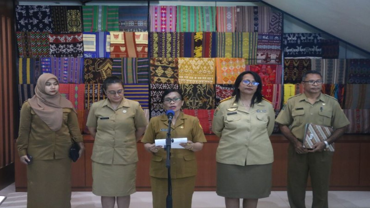 Asisten I Setda Provinsi Nusa Tenggara Timur Erni Usboko (ketiga dari kanan) secara resmi mengumumkan kenaikan UMP tahun 2024 di Kupang, Selasa (21/11/2023). (ANTARA/HO-Biro Administrasi Pimpinan Setda Provinsi NTT)