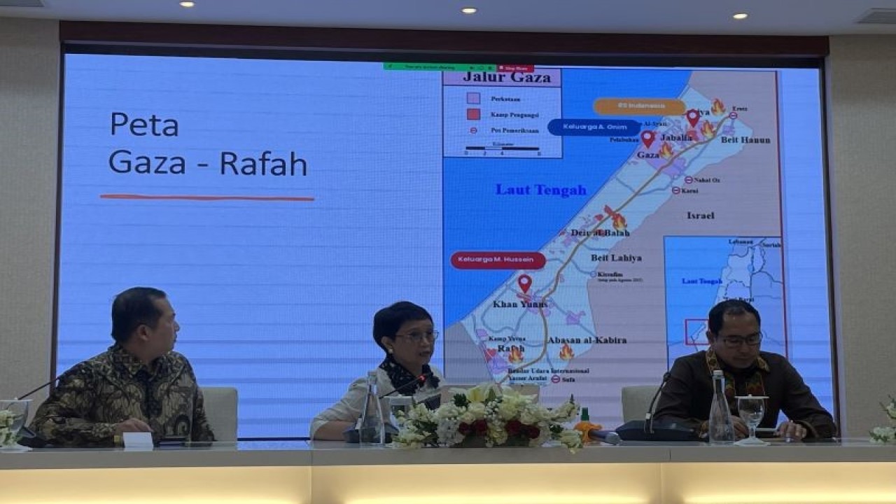 Menteri Luar Negeri Retno Marsudi (tengah) menyampaikan keterangan tentang upaya evakuasi WNI dari Gaza, dalam konferensi pers di Jakarta, Jumat (3/11/2023). (ANTARA/Yashinta Difa)