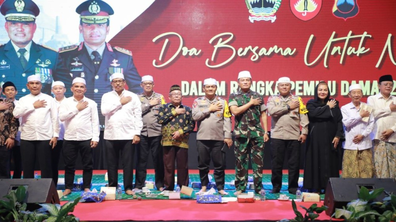 Para tokoh dan umat beragama melakukan doa bersama di halaman Mapolda Jateng, Rabu (8/11/2023) malam, agar pelaksanaan Pemilu 2024 bisa terlaksana dengan damai. (Istimewa/Humas Jateng)