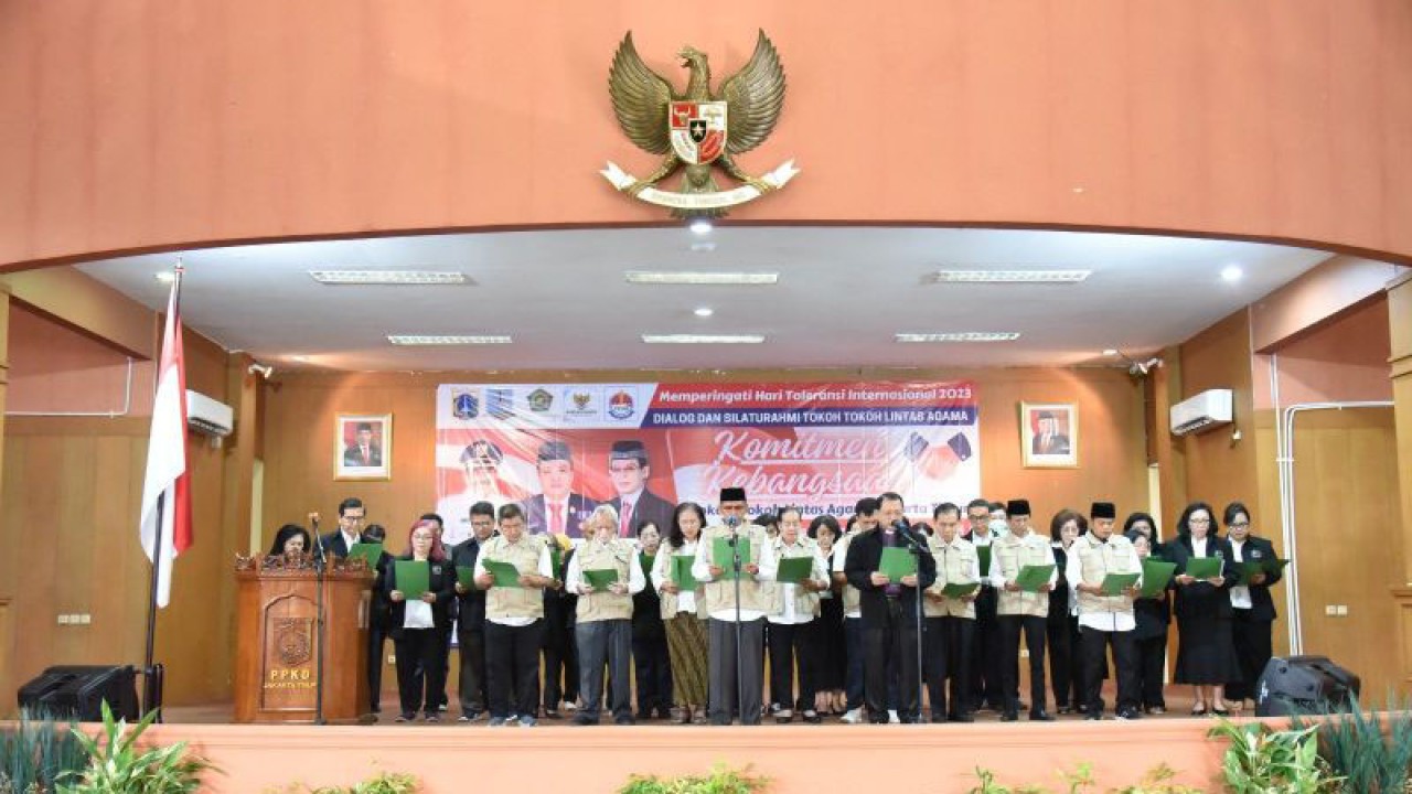 Tokoh lintas agama se-Jakarta Timur melakukan deklarasi Pemilu 2024 damai di Pusat Pelatihan Kerja Daerah Jakarta Timur (PPKD) Kelurahan Pondok Kelapa, Kecamatan Duren Sawit, Kamis (16/11/2023). ANTARA/HO-Kominfotik Jakarta Timur