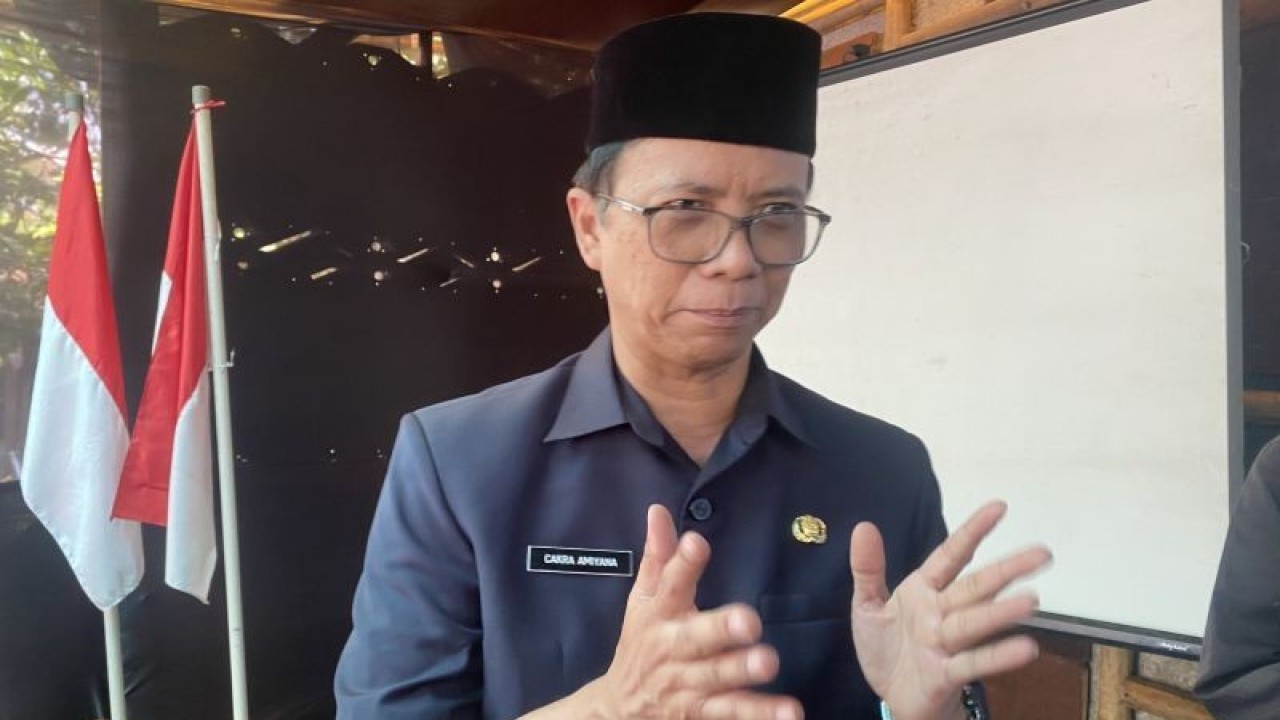 Sekretaris Daerah Kabupaten Bandung, Cakra Amiyama saat memberikan keterangan di Kabupaten Bandung, Jawa Barat, Rabu, (8/11/2023). (ANTARA/Rubby Jovan)