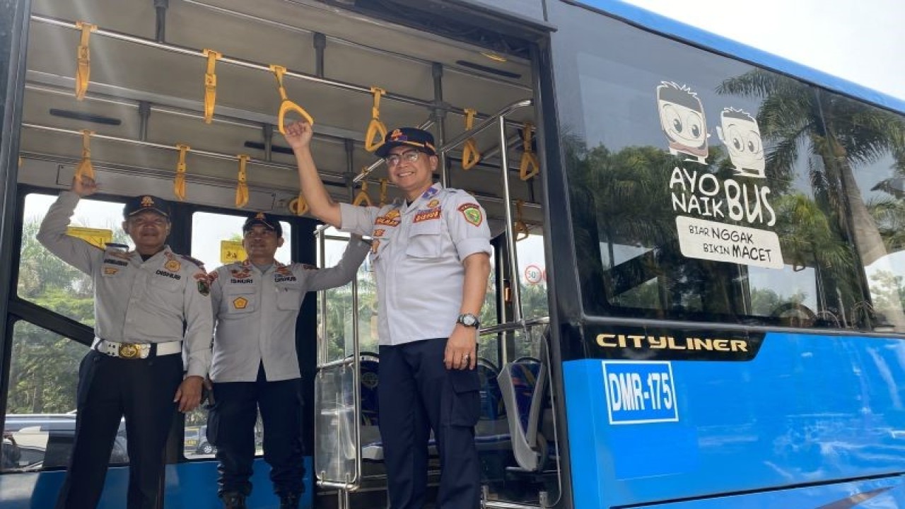 Kepala Dinas Perhubungan (Dishub) Kabupaten Bandung, Hilman Kadar (kanan) saat mencoba layanan bus pengumpan (shuttle bus) gratis pada gelaran Piala Dunia U-17 di Kabupaten Bandung, Jawa Barat, Kamis (9/11/2023). (ANTARA/Rubby Jovan)