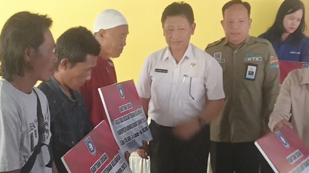 Sekda Kabupaten Bangka Barat Muhammad Soleh secara simbolis memberikan bantuan sosial program kesejahteraan keluarga di Desa Belolaut, Mentok, Rabu (8/11/2023). (ANTARA/HO-Diskominfo Bangka Barat)