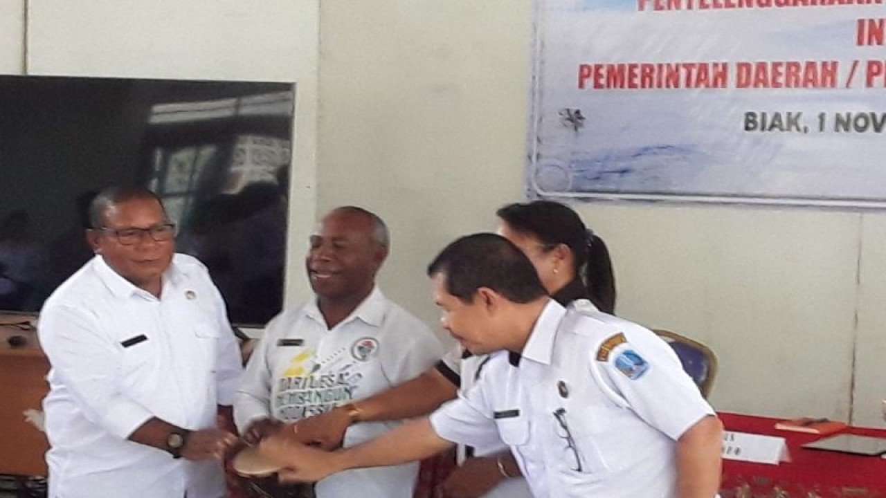 Plt Asisten 1 Sekretaris Daerah Pemkab Biak Numfor Semuel Rumaikeuw SH didampingi Kadiskominfo George Kbarek, Rabu (1/11/2023).ANTARA/Muhsidin