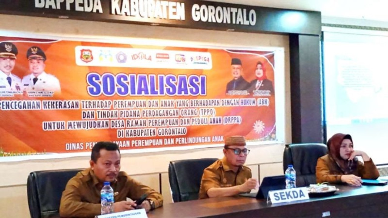 Sekretaris Daerah (Sekda) Kabupaten Gorontalo Roni Sampir memberikan sambutan pada sosialisasi pencegahan kekerasan terhadap perempuan dan anak termasuk anak yang berhadapan dengan hukum di Kabupaten Gorontalo. ANTARA/HO-Diskominfo Kabupaten Gorontal