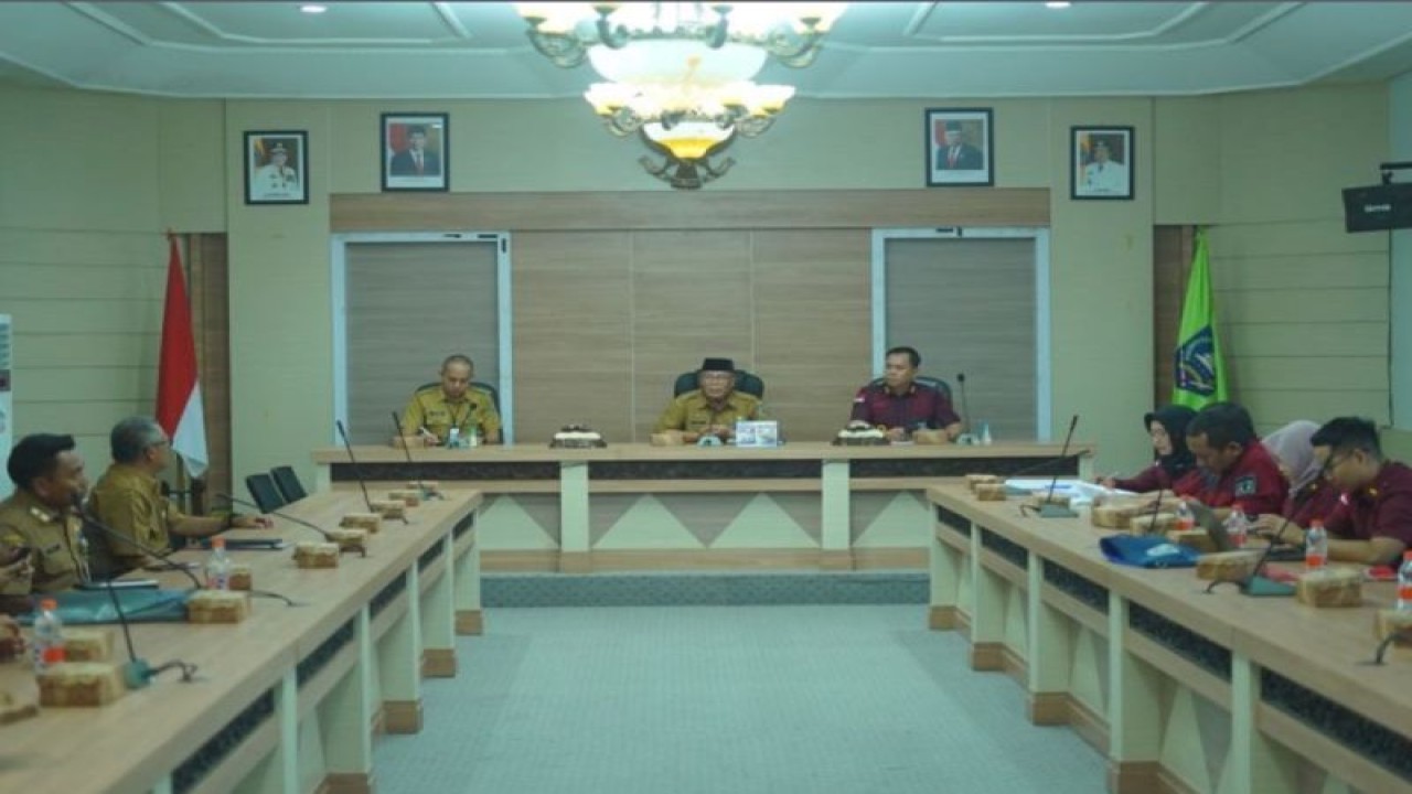 Pelaksana Harian (Plh) Sekretaris Daerah Hulu Sungai Selatan (HSS) Efran (tengah) beraudeinsi dengan Kementerian Hukum dan Hak Asasi Manusia Kantor Wilayah Kalimantan Selatan terkait permohonan kewarganegaraan Warga India menjadi Warga Negara Indonesia di Kandangan, Kalimantan Selatan, Senin (27/11/2023). ANTARA/HO-Diskominfo HSS