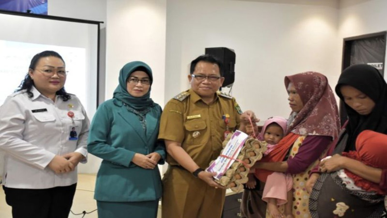 Penjabat Bupati Kapuas Erlin Hardi memberikan bantuan kepada masyarakat di Kuala Kapuas, Rabu (8/11/2023). (ANTARA/HO-Diskominfo Kapuas)