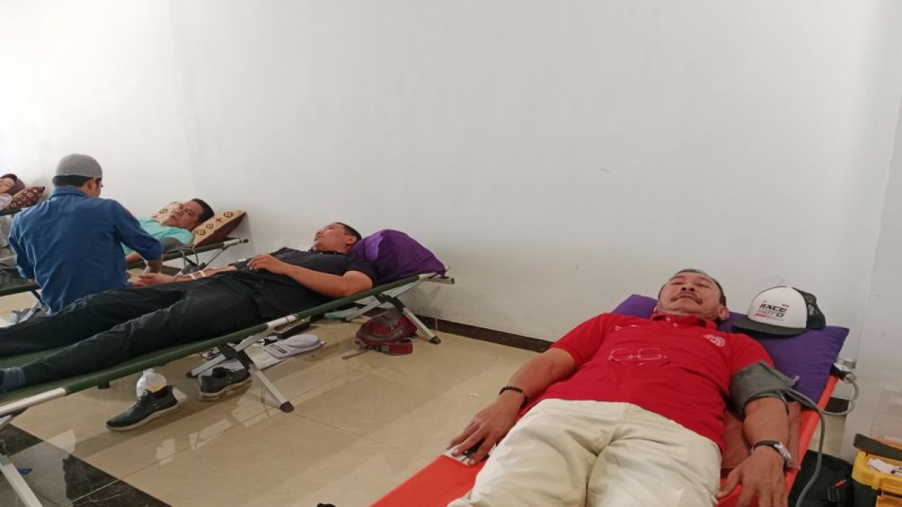 Kegiatan donor darah yang digelar Pemkab Lombok Tengah, NTB kolaborasi dengan PMI dalam rangka peringatan hari Kopri di halaman kantor bupati setempat, Jumat (24/11/2023) (ANTARA/Akhyar Rosidi)