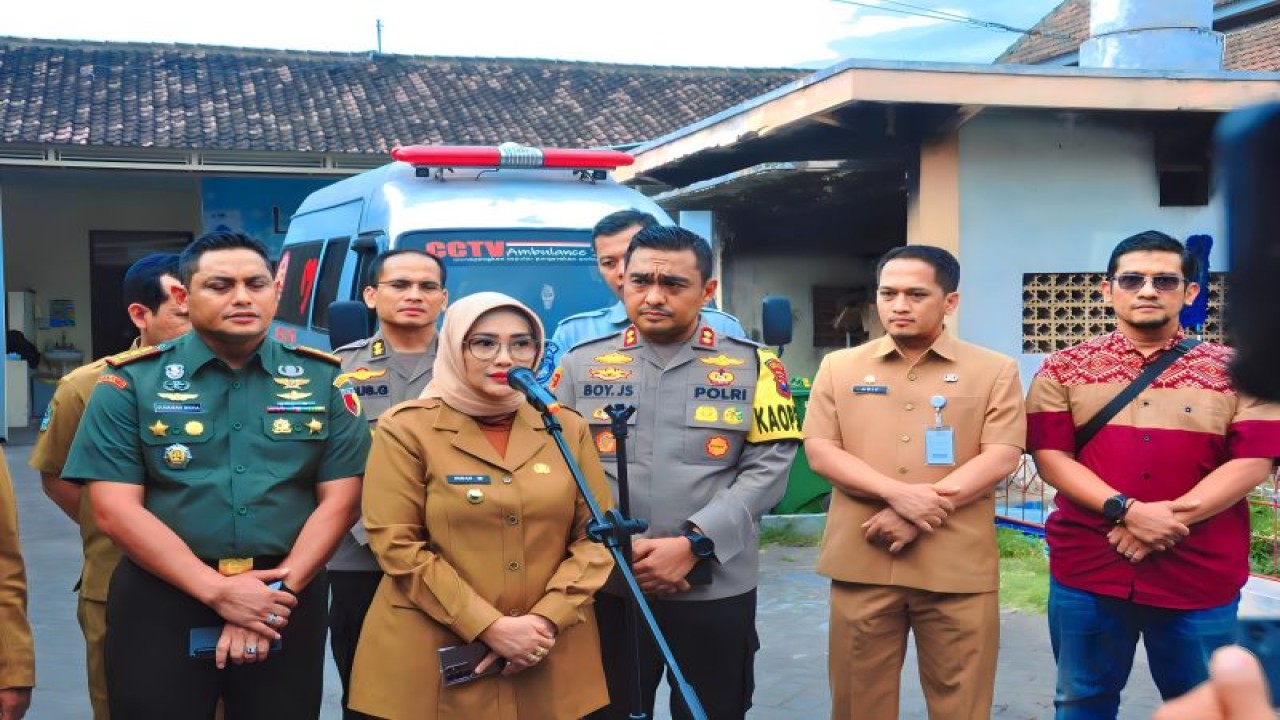 Penjabat Bupati Lumajang Indah Wahyuni memberikan keterangan pers di RSUD dr Haryoto Lumajang, Senin (20/11/2023) (ANTARA/HO-Diskominfo Lumajang)