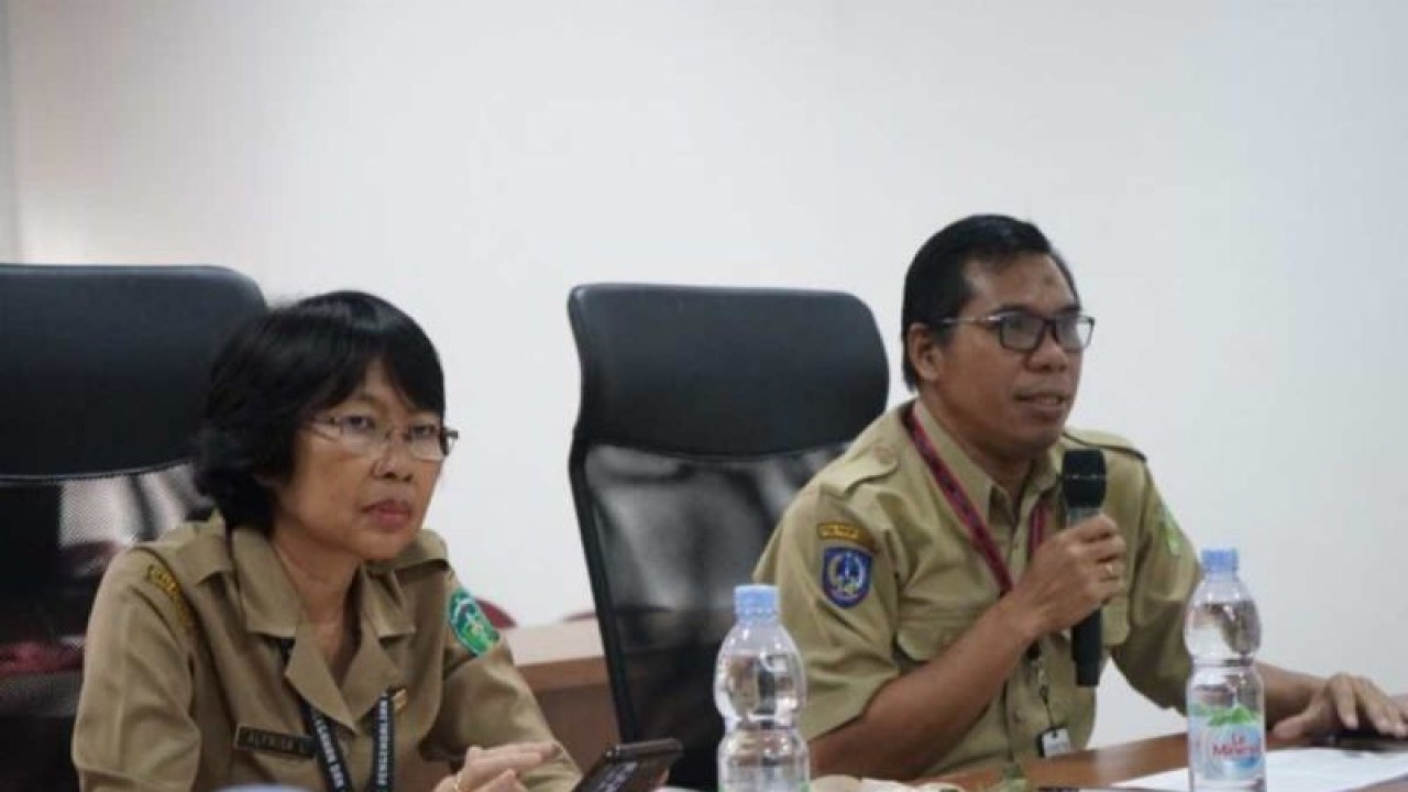 Asisten II Pemkab Lutim Masdin saat memimpin rapat pembentukan desa percontohan siaga rabies di Lutim, Selasa (21/11/2023). ANTARA/HO/Pemkab Lutim