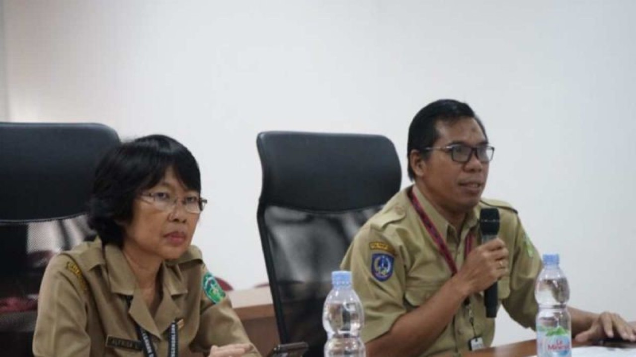 Asisten II Pemkab Lutim Masdin saat memimpin rapat koordinasi penanganan penularan hewan rabies di Lutim, Selasa (21/11/2023). ANTARA/HO/Pemkab Lutim.