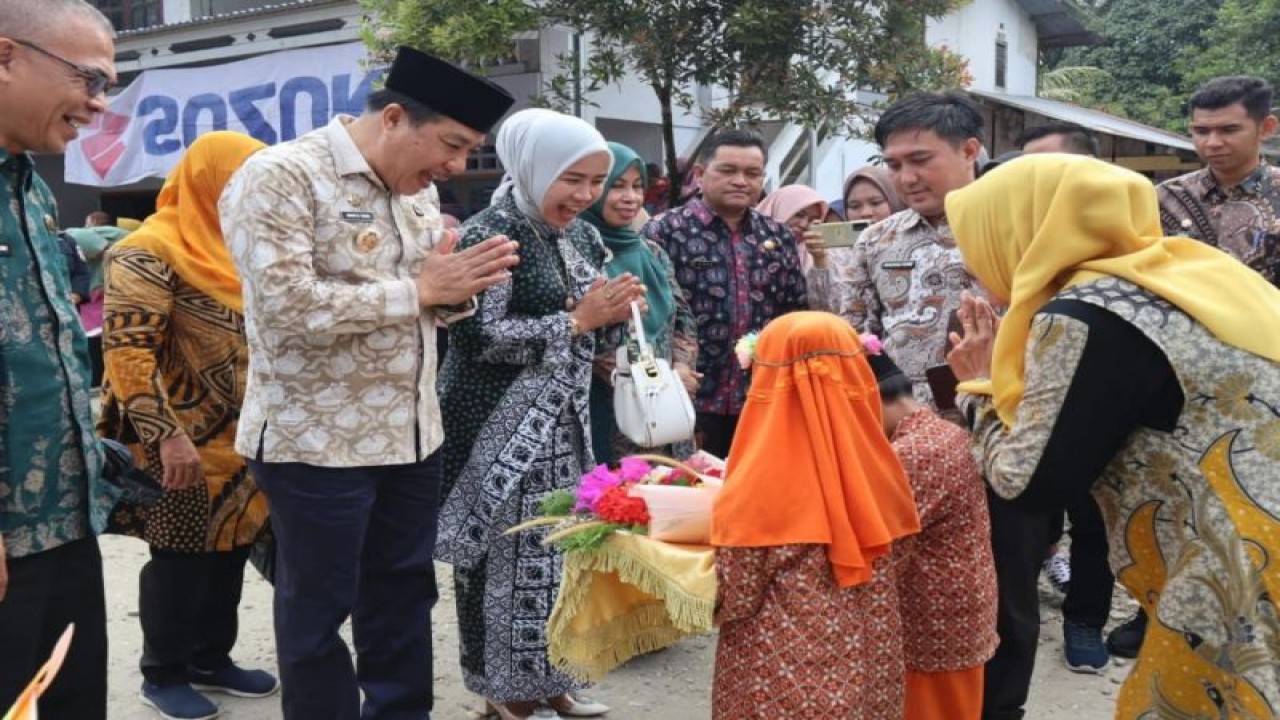 PJ Bupati Merangin Mukti saat menghadiri kegiatan gemar makan ikan di Kecamatan Renah Pembarap, Senin (6/11/2023) (ANTARA/HO-Humas Merangin)