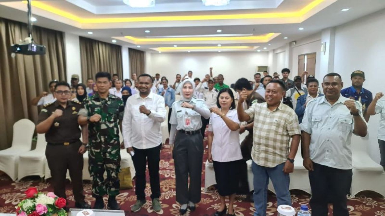 Badan Kesatuan Bangsa dan Politik Kabupaten Mimika menggelar koordinasi bidang ediologi, wawasan kebangsaan, bela negara, karakter bangsa, pembauran kebangsaan, bineka tunggal ika dan sejarah kebangsaan di Timika pada Rabu, 22/11/2023. (ANTARA/Agustina Estevani Janggo)