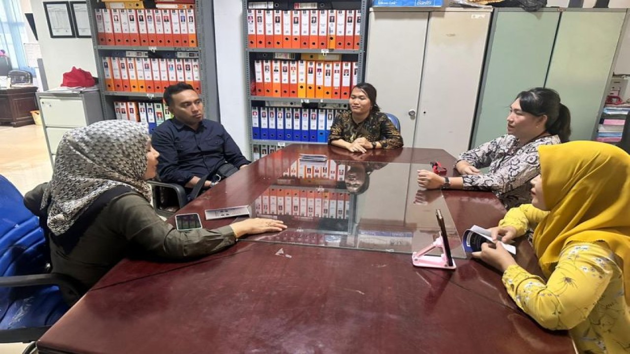 Pejabat Dinas Kebudayaan Kabupaten Morowali Utara mengunjungi Kanwil Kemenkumham Sulteng dalam rangka pencatatan potensi KIK daerah itu di Kota Palu, Senin (27/11/2023). (ANTARA/HO-Humas Kemenkumham Sulteng)