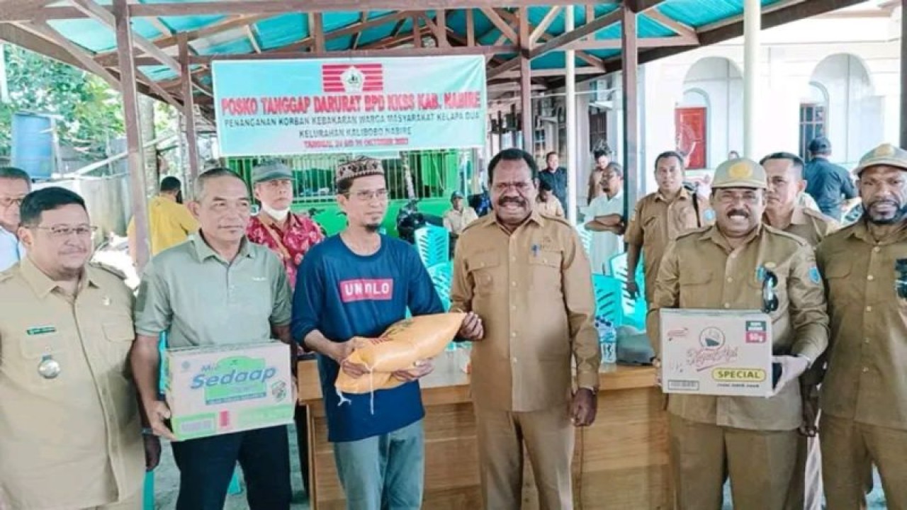 Bupati Nabire Mesak Magai menyerahkan bantuan bagi korban kebakaran di Kalibobo pada Kabupaten Nabire, Provinsi Papua Tengah. (ANTARA/HO-Humas Pemkab Nabire)