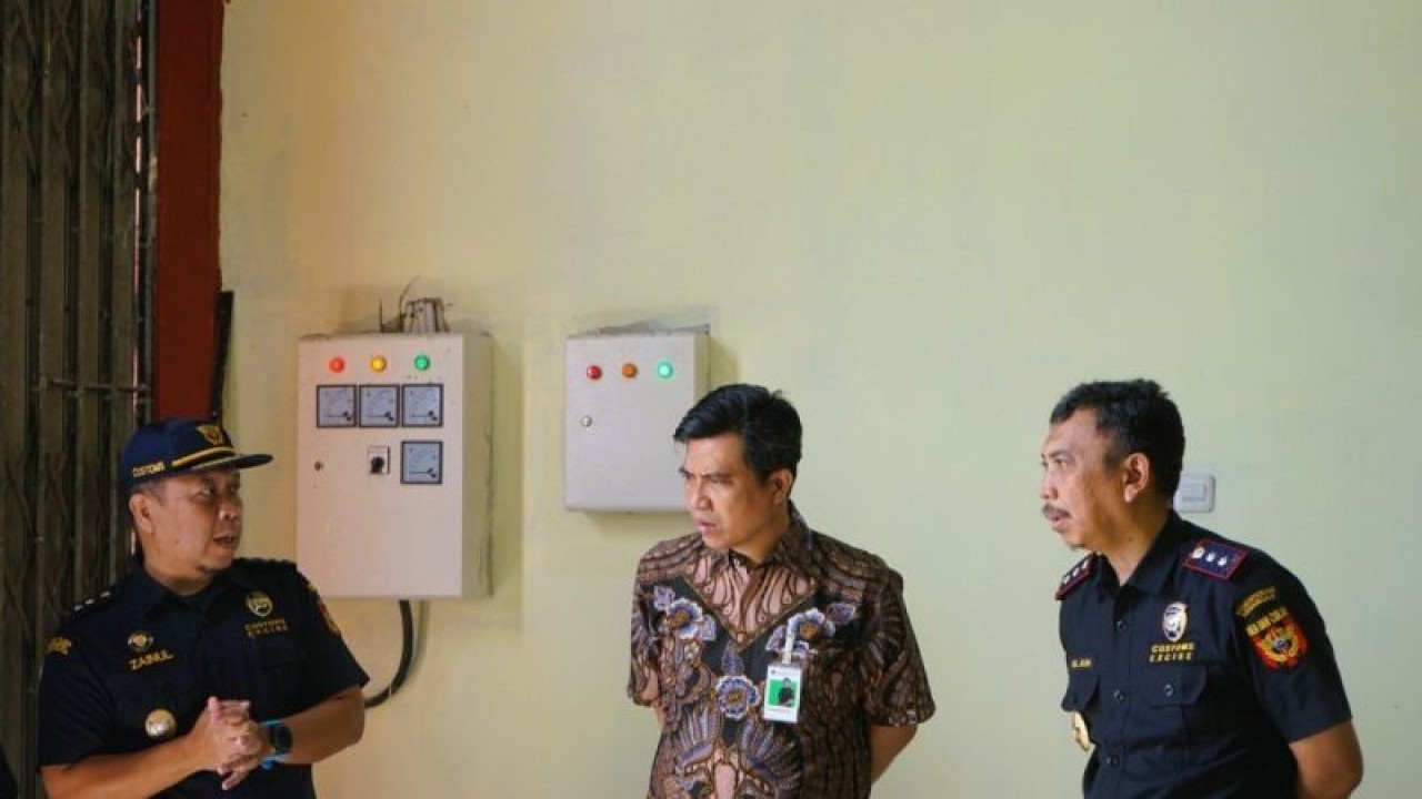 Dokumen Petugas Kantor Bea Cukai Madura meninjau lokasi pembangunan KIHT di Desa Gugul, Kecamatan Tlanakan, Pamekasan. (ANTARA/ HO-Bea Cukai Madura)