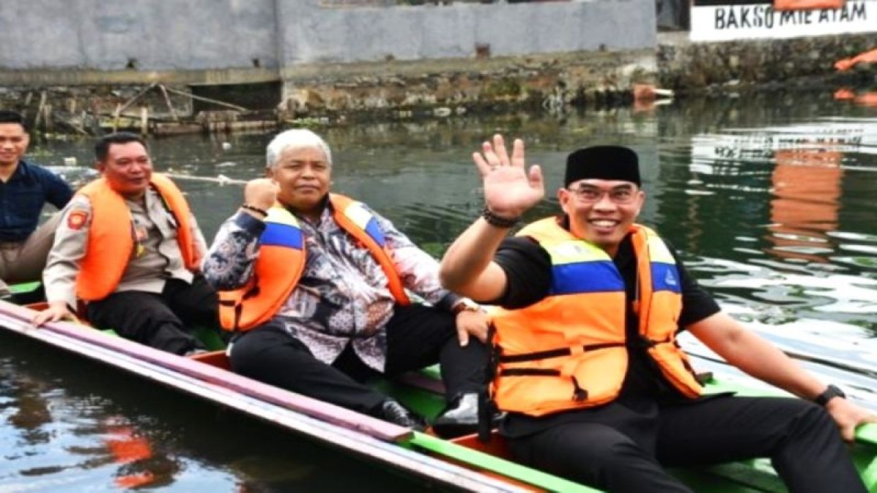 Wabup Rejang Lebong Hendra Wahyudiansyah (depan) saat mencoba naik perahu ketek di Danau Bermanei Desa Pahlawan, Kecamatan Curup Utara, Rabu, (29/11/2023). ANTARA/HO-Diskominfo Rejang Lebong
