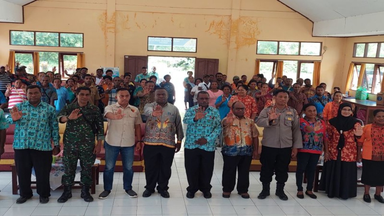Pelaksana Harian Sekda Kabupaten Sorong, Kepas Kalasuat didampingi Kepala Dinas P2KBP3A Kabupaten Sorong Ferry Fatem pose bersama masyarakat usai pembukaan kegiatan advokasi di Distrik Makbon, Kamis (30/11/2023). ANTARA/Yuvensius Lasa Banafanu.