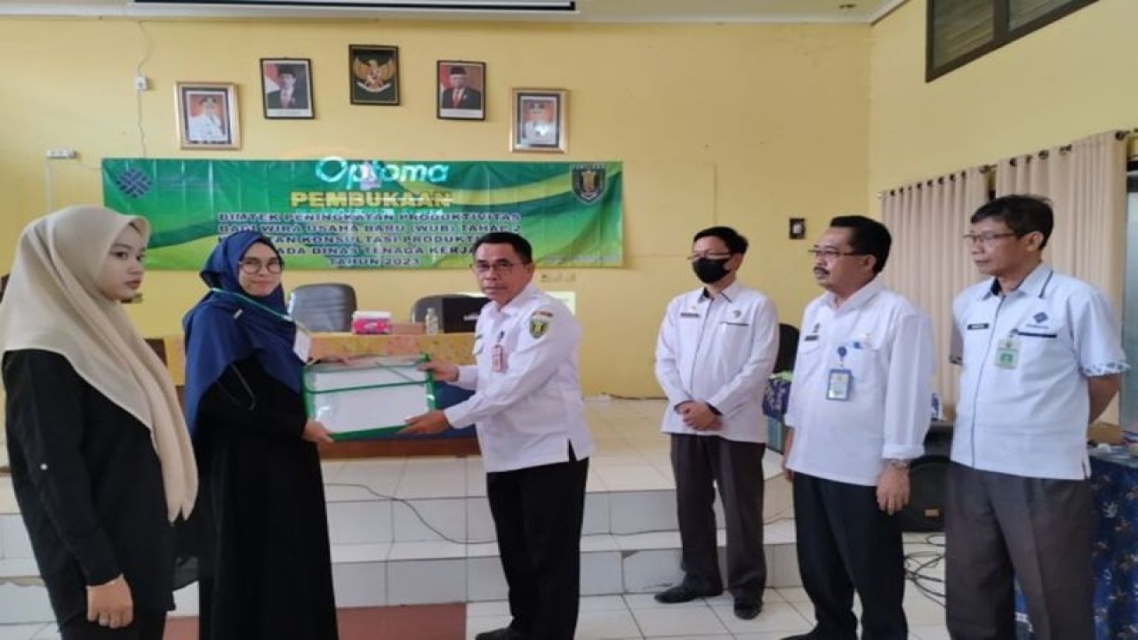 Kepala Dinas Tenaga Kerja Kabupaten Tabalong Herwandi saat bimbingan teknis guna meningkatkan produktivitas wirausaha baru di Tanjung, Kabupaten Tabalong, Kalimantan Selatan, Rabu (1/11/2023). (ANTARA/Herlina Lasmianti)