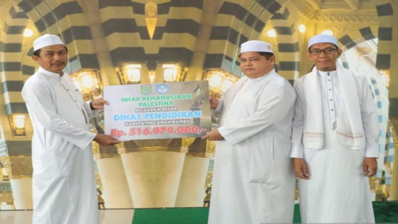 Kepala Dinas Pedidikan Tanah Bumbu Amilludin (kiri0 saat menyerahkan dana infak dari seluruh guru dan staf di Dinas Pendidikan kepada Baznas Tanah Bumbu untuk warga atau korban perang Palestina di Batulicin, Kalimantan Selatan pada Selasa (21/11/2023). (ANTARA/HO-Diskominfo Tanah Bumbu)