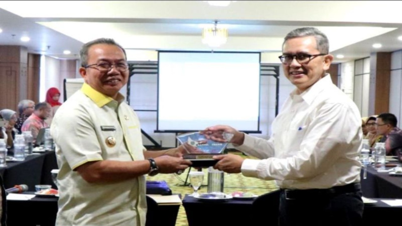 Penjabat Bupati Tapin Syarifuddin (kiri) menyerahkan cinderamata kepada perwakilan Universitas Gadjah Mada usai ekspose kajian peningkatan harapan lama sekolah dan rata rata lama sekolah Kabupaten Tapin, Kamis (23/11/2023). ANTARA/HO-Pemkab Tapin