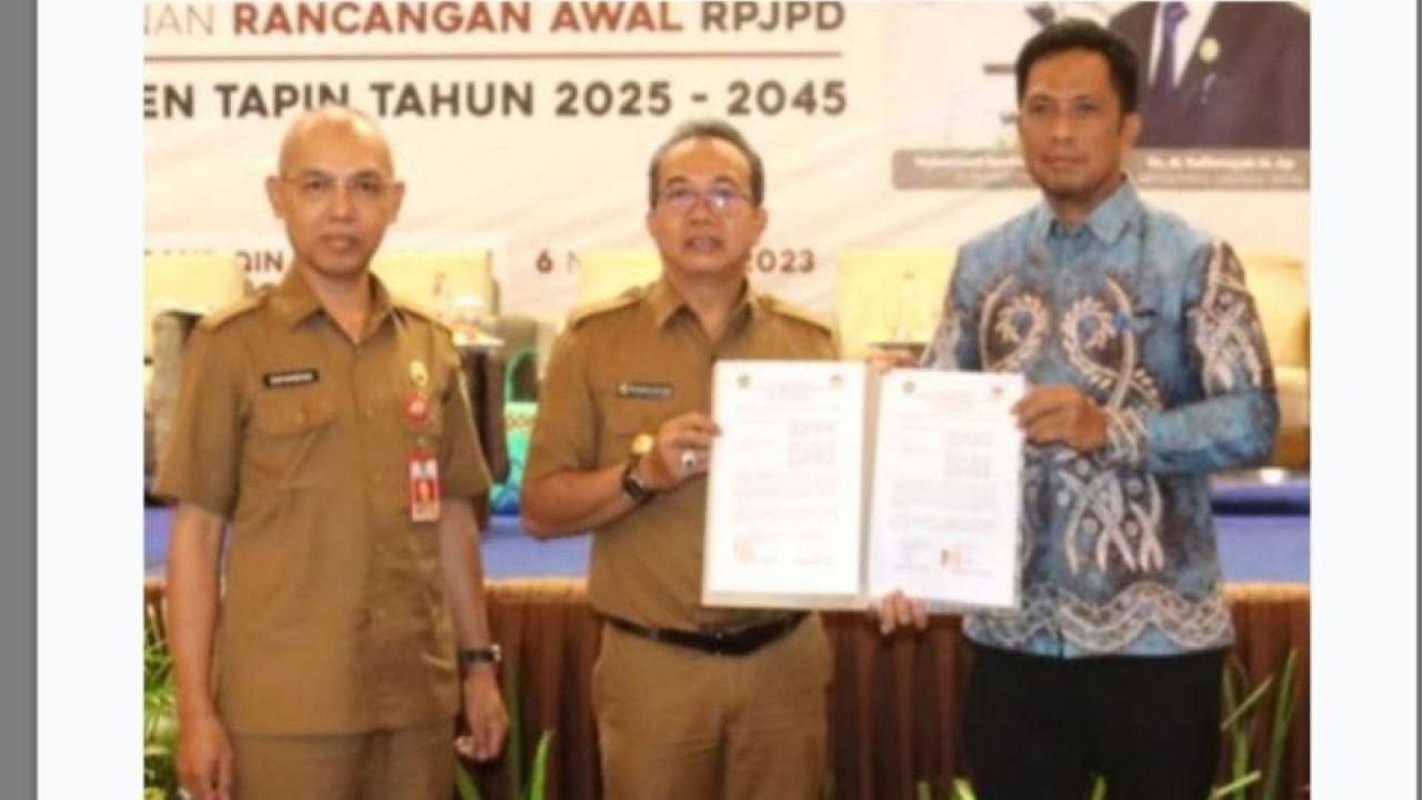 Ketua KPU Tapin (pojok kiri) terima berkas dana hibah dari Pj Bupati Tapin Syarifuddin di Rantau, Tapin, Kalimantan Selatan, Senin (6/11/2023). ANTARA/HO-Pemkab Tapin