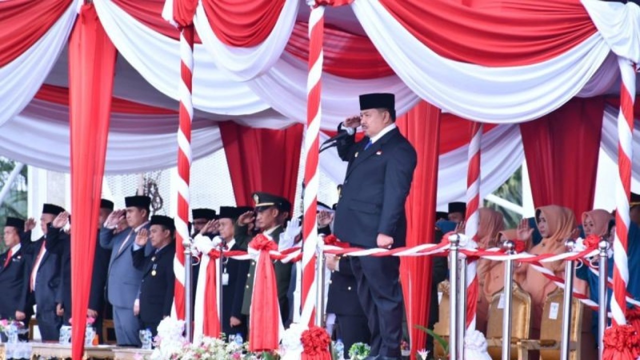Penjabat Wali Kota Bengkulu saat memimpin upacara Hari Pahlawan di Kota Merah Putih Bengkulu, Jumat (10/11/2023). ANTARA/Anggi Mayasari