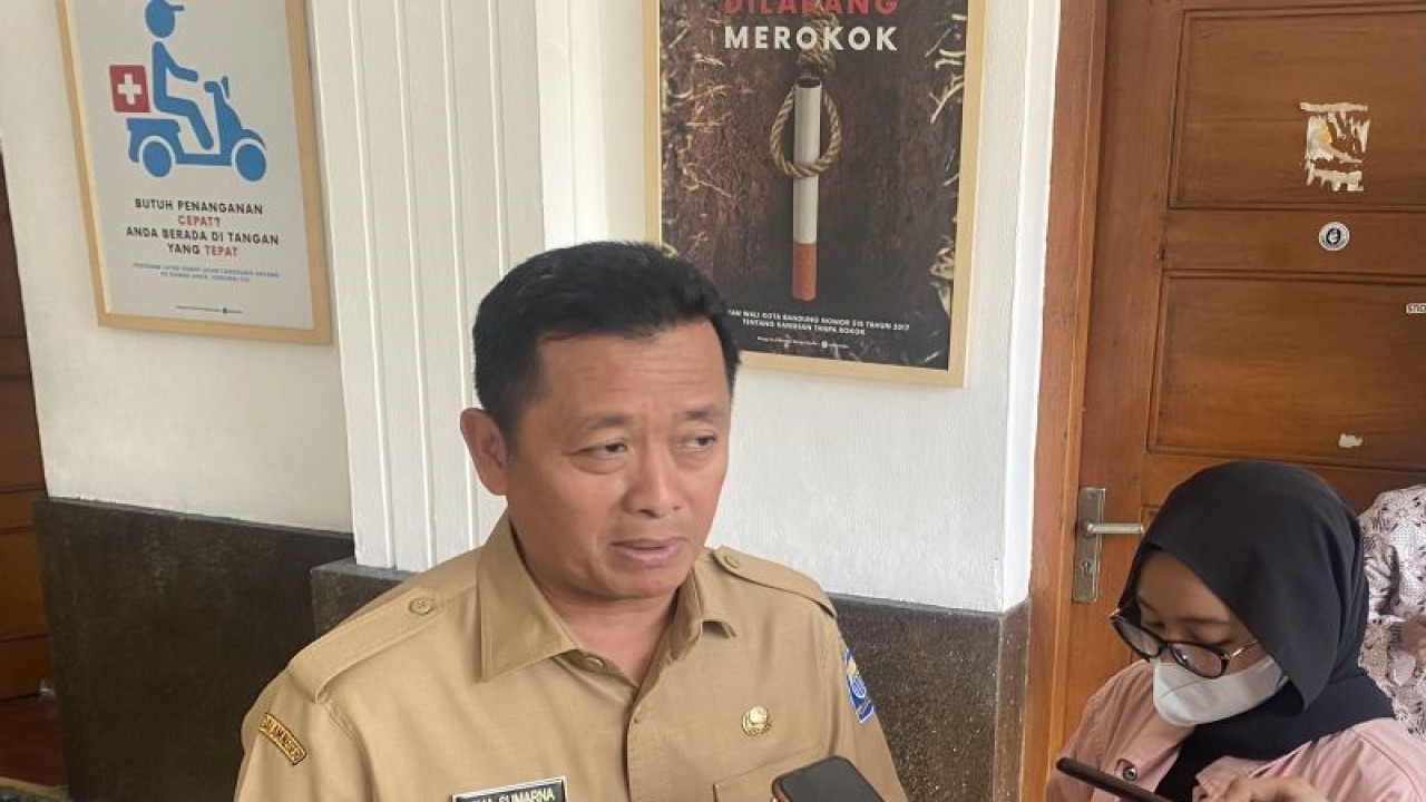 Sekretaris Daerah Kota Bandung Ema Sumarna saat memberikan keterangan di Plaza Balai Kota, Bandung, Jawa Barat, Selasa (14/11/2023). (ANTARA/Rubby Jovan)