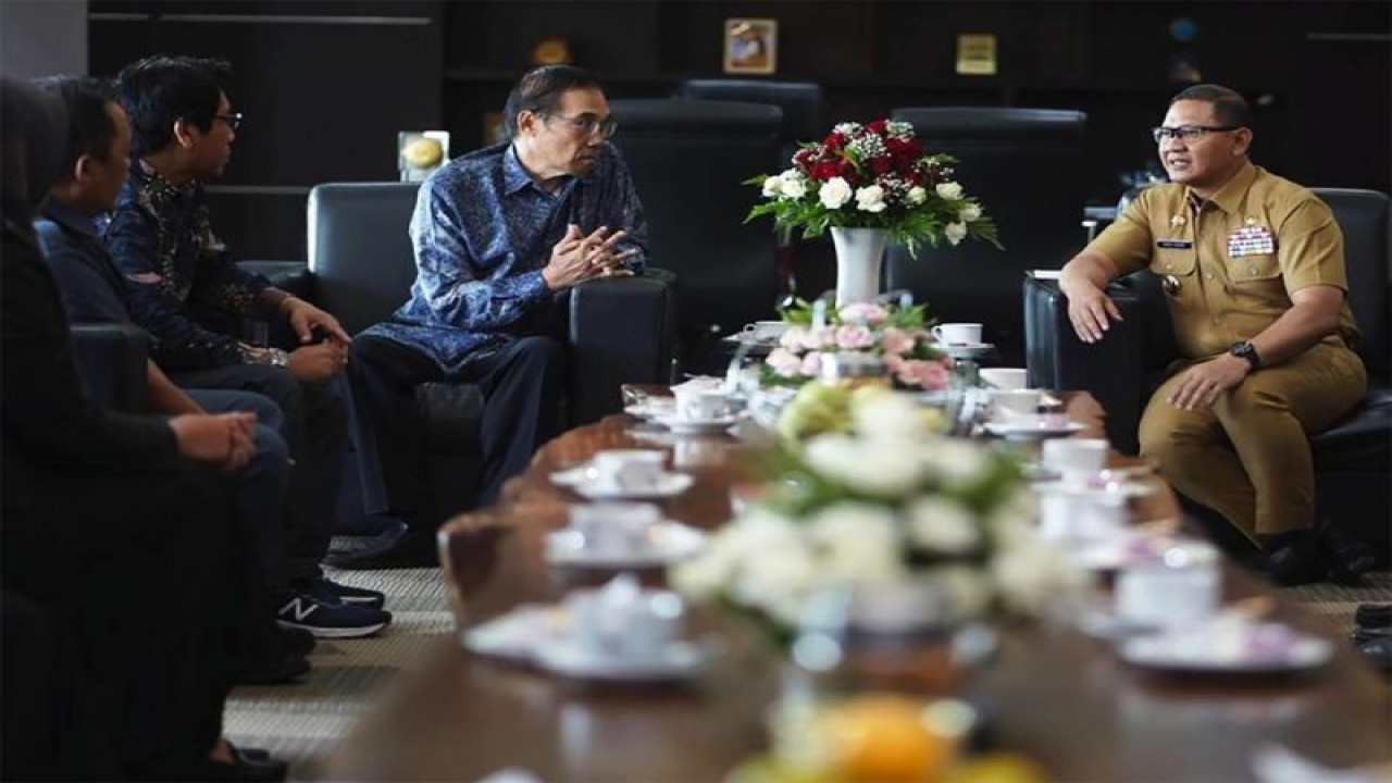 Penjabat (Pj) Wali Kota Batu Aries Agung Paewai (kanan) pada saat berdialog dengan perwakilan Universitas Negeri Malang (UM) di Balai Kota Among Tani, Kota Batu, Jawa Timur, Senin (13/11/2023). ANTARA/HO-Prokopim Setda Kota Batu.