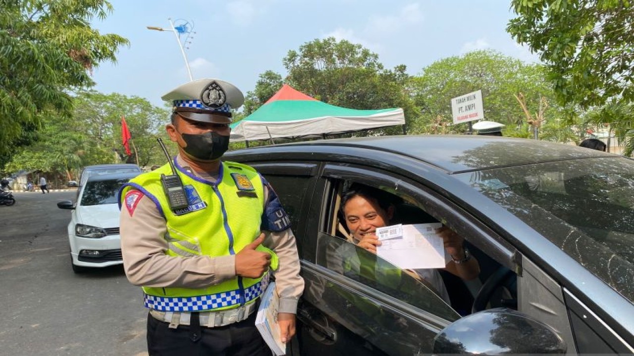 Pemerintah Kota Jakarta Barat (Pemkot Jakbar) bersama Polres Metro Jakbar menilang kendaraan tak lolos uji emisi di Jalan Puri Kembangan, Kembangan, Jakbar, Rabu (1/11/2023). ANTARA/Risky Syukur