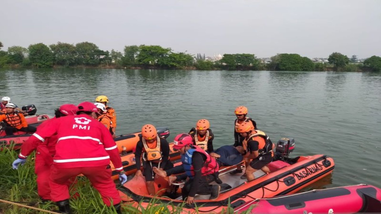 Pemerintah Kota Jakarta Barat (Pemkot Jakbar) menyimulasikan kesiapsiagaan menjelang musim hujan di Waduk Perumahan Citra 8, Kelurahan Pengadungan, Kalideres, Selasa (28/11/2023). ANTARA/Risky Syukur