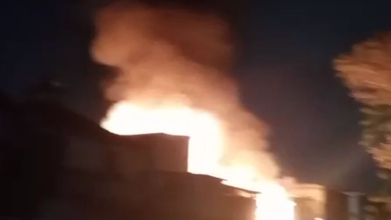 Permukiman padat penduduk di Jalan Baladewa, Kelurahan Galur, Kecamatan Johar Baru, Jakarta Pusat, terbakar pada Senin (6/11/2023) pukul 19.10 WIB. (ANTARA/HO-Sudin Gulkarmat Jakarta Pusat)