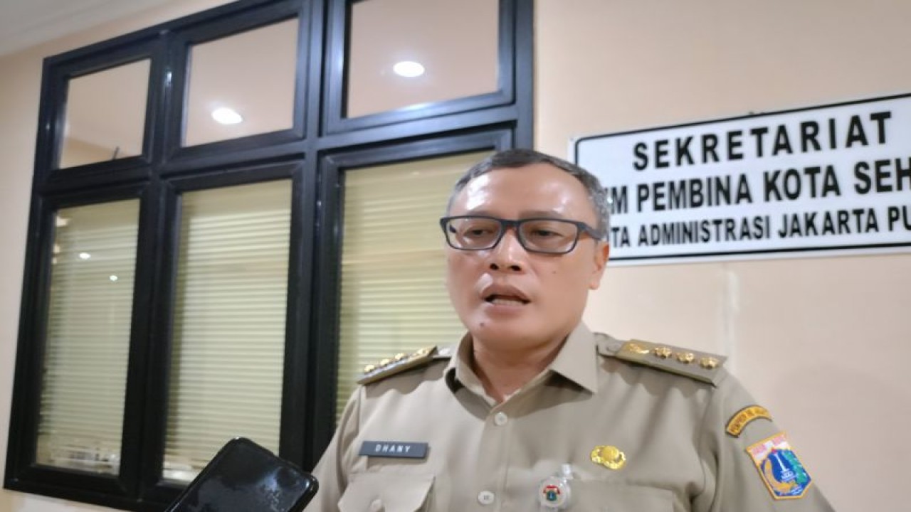 Wali Kota Administrasi Jakarta Pusat Dhany Sukma usai pelatihan pembuatan sabun natural "eco enzyme" yang diselenggarakan Darma Wanita Persatuan Kota Administrasi Jakarta Pusat di Kantor Wali Kota Administrasi Jakarta Pusat, Senin (6/11/2023). (ANTARA/Siti Nurhaliza)