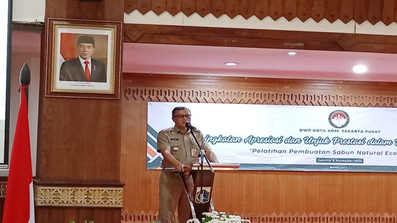 Wali Kota Administrasi Jakarta Pusat Dhany Sukma dalam sambutannya saat acara pelatihan pembuatan sabun natural "eco enzyme" yang diselenggarakan Darma Wanita Persatuan Kota Administrasi Jakarta Pusat di Kantor Wali Kota Administrasi Jakarta Pusat, Senin (6/11/2023). (ANTARA/Siti Nurhaliza)