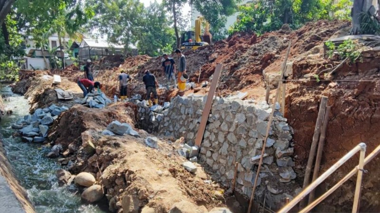 Sejumlah pekerja tengah memperbaiki turap saluran penghubung (Phb) Tegal Amba Jalan Dermaga Baru Kelurahan Klender, Kecamatan Duren Sawit, Jakarta Timur, Selasa (17/10/2023). Perbaikan turap itu untuk mengantisipasi terjadinya longsor di musim hujan. ANTARA/Syaiful Hakim