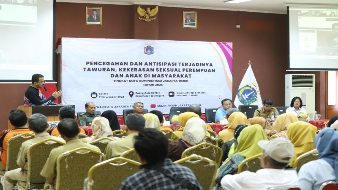 Wali Kota Administrasi Jakarta Timur Muhammad Anwar saat membuka "Sosialisasi Pencegahan dan Antisipasi Terjadinya Tawuran, Kekerasan Seksual Perempuan dan Anak di Masyarakat" di Aula Kantor Kecamatan Jatinegara, Jakarta Timur, Selasa (7/11/2023). ANTARA/HO-Kominfotik Jakarta Timur