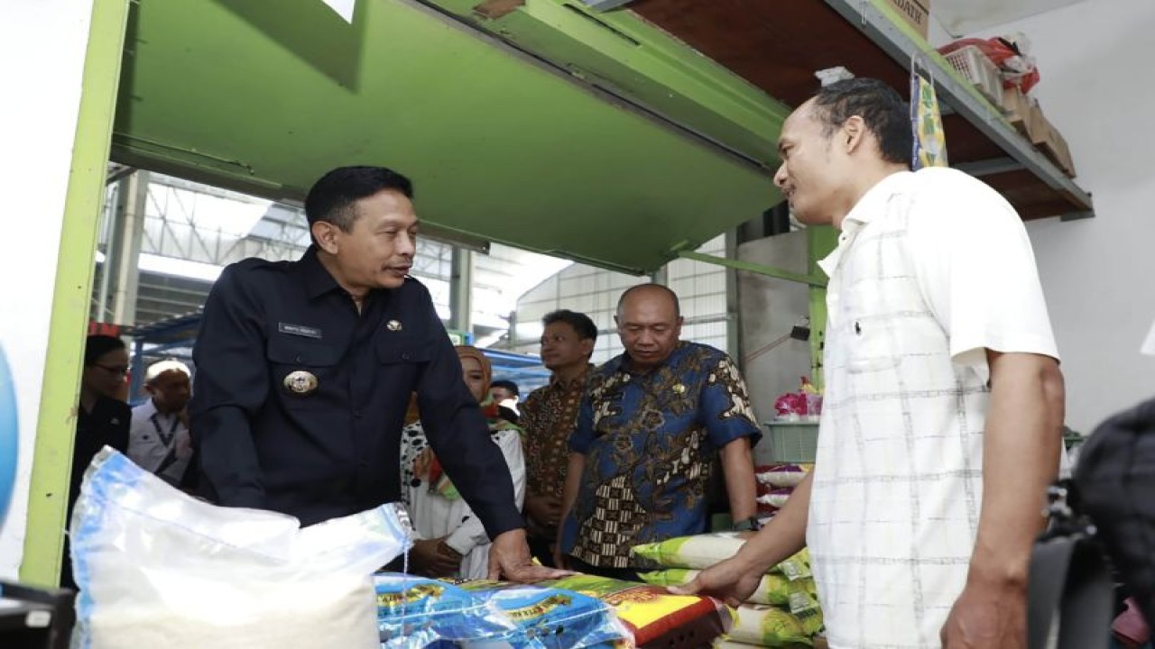 Penjabat (Pj) Wali Kota Malang Wahyu Hidayat (kiri) pada saat berdialog dengan salah satu pedagang di salah satu pasar rakyat di Kota Malang, Jawa Timur, Kamis (2/10/2023). ANTARA/HO-Prokopim Setda Kota Malang.